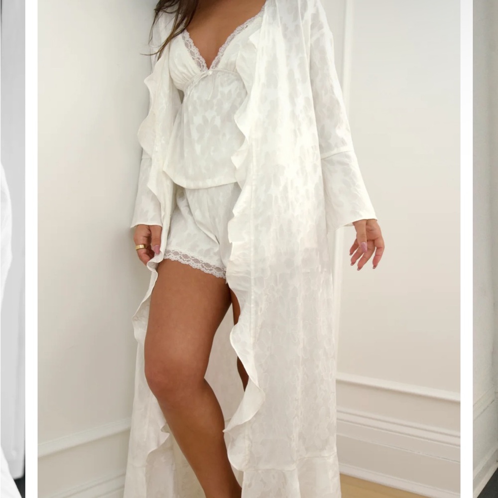 Waverles FAYE BRIDAL FLORAL JACQUARD ROBE IN DOVE